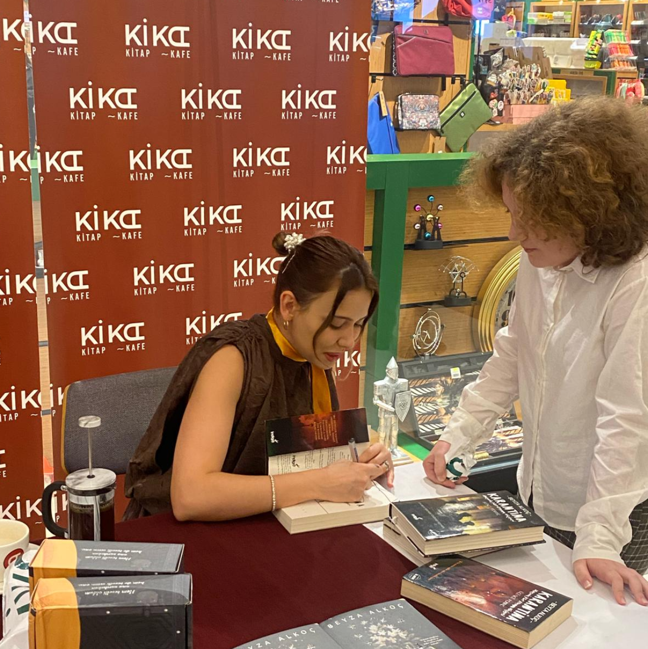 İzmir Beyza Alkoç  İmza Etkinliği